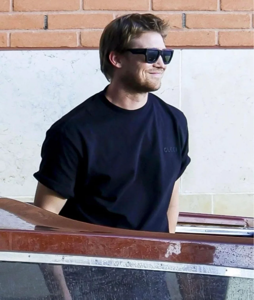 joe-arriving-in-venice-for-the-venice-film-festival-v0-1.webp.png