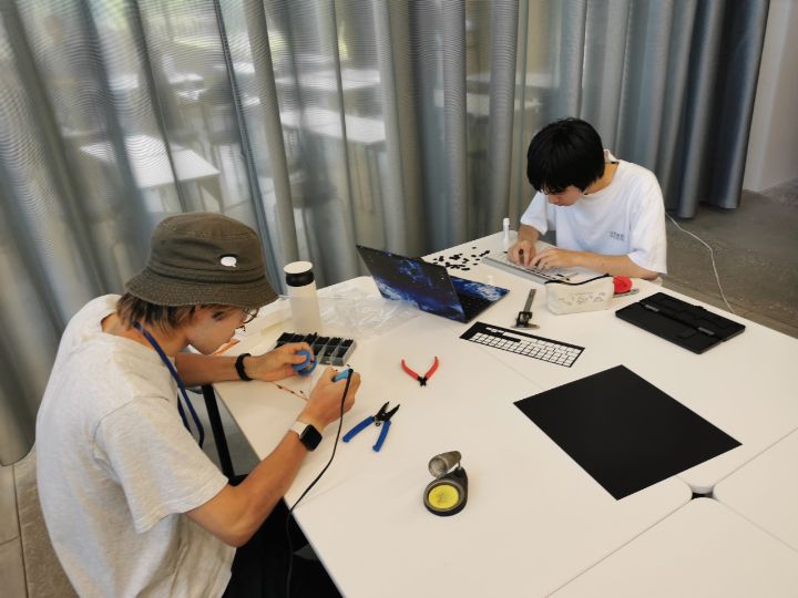 鵜饲正在制作键盘